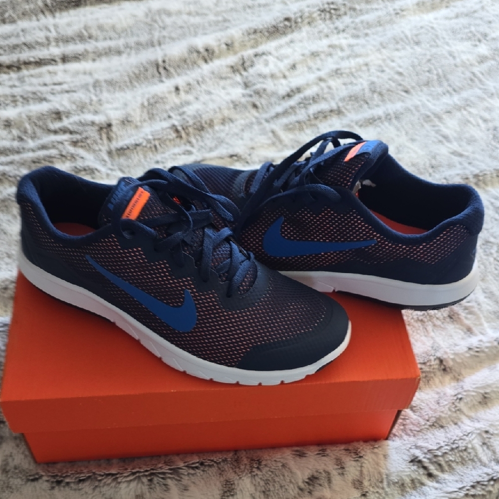 Nike Kids Navy and Blue Mesh Sneakers New Size 6Y